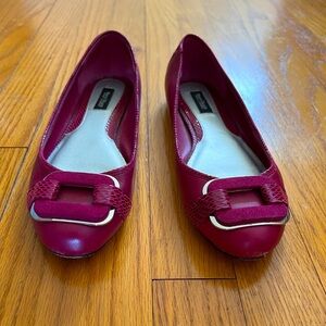 White House Black Market Lydia Flats 8.5 M